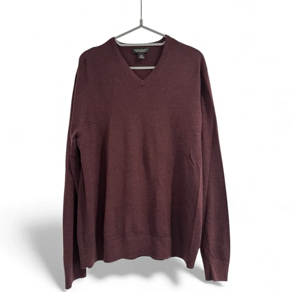 Banana Republic Men’s Merino Wool V-Neck Sweater in Crimson, L
